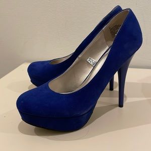 Velour-like material, royal blue pumps